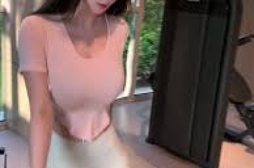 女星超大牌排场惹热议与男助理亲密举动引全网吵翻