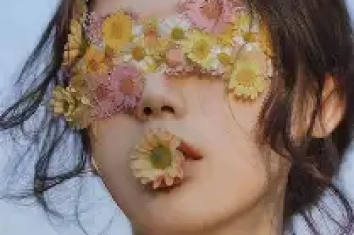 大衣哥朱之文中途罢演引发热议。他在景区登台表演到一半骤然停演并非设备故障而是难以忍受现场高温无法继续演出